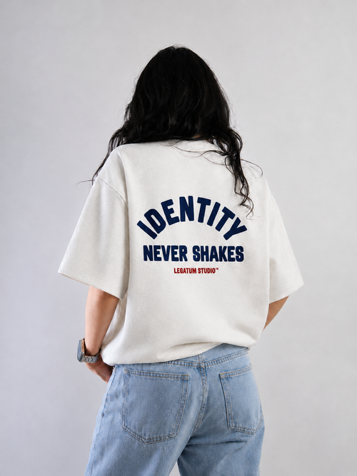 Identity Never Shakes Unisex — Tela semi pesada corte Boxy